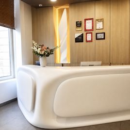 Настольная композиция с дельфиниумом и каллами (для Health Care Resort 5*)