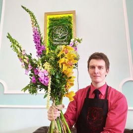 Букет дигиталисов с артишоками и амарантом