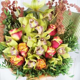 Букет персиковых роз с орхидеями и амарантом