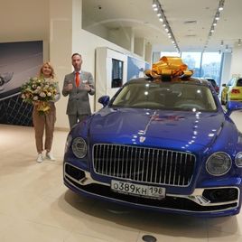 Букет 25 розовых роз с подсолнухами и эвкалиптом (заказчик Bentley)