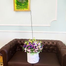 Шляпная коробка с радужными розами, альстромериями и хризантемой