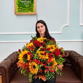 Букет на каркасе с целозией, амарантом и подсолнухами