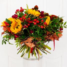 Букет на каркасе с целозией, амарантом и подсолнухами