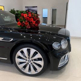 Букет красных цветов с георгинами и розами (для Bentley Motors St. P)