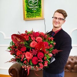 Букет красных цветов с георгинами и розами (для Bentley Motors St. P)