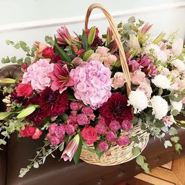 Огромная корзина цветов с глориозой, розами, лилиями и георгинами