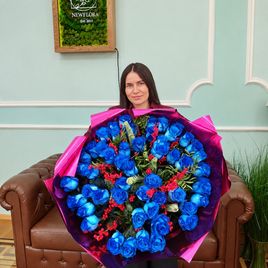 Зимний букет 51 синяя роза с илексом и лапником пихты нобилис