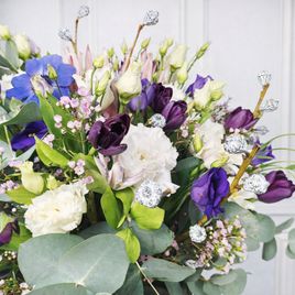 Бархатная шляпная коробка с тюльпанами, лизиантусами и протеей