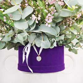 Бархатная шляпная коробка с тюльпанами, лизиантусами и протеей