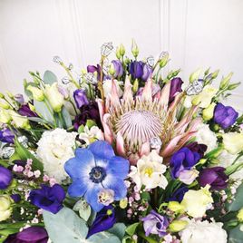 Бархатная шляпная коробка с тюльпанами, лизиантусами и протеей