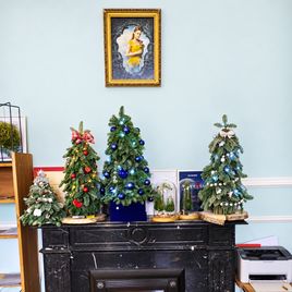 Настольная ёлочка из лапника пихты с новогодними игрушками (на усмотрение флориста)