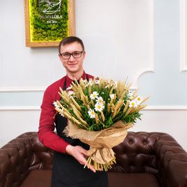 Букет 25 ромашек с рожью в мешковине