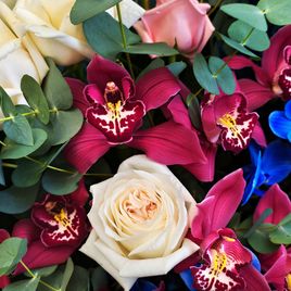 Букет 19 пионовидных ароматных роз с орхидеями и эвкалиптом (для Bentley Motors St.P)