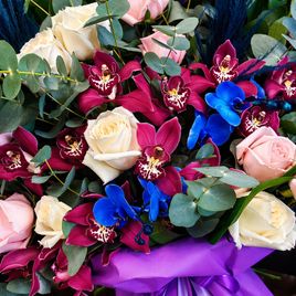 Букет 19 пионовидных ароматных роз с орхидеями и эвкалиптом (для Bentley Motors St.P)