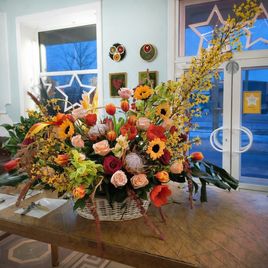 Корзина цветов с протеями, орхидеями, амарантом и форзицией