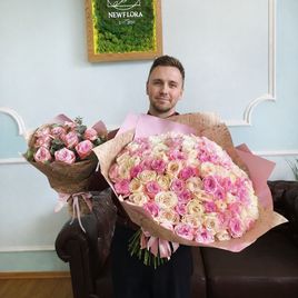 Набор из двух букетов с пионовидными розами для мамы и дочери