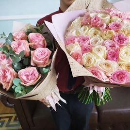 Набор из двух букетов с пионовидными розами для мамы и дочери