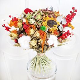 Букет сухоцветов с диким шафраном, илексом и подсолнухами