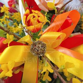 Корзина цветов с протеями, орхидеями, амарантом и форзицией