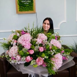 Букет гортензий с пионами, вибурнум и маттиолой
