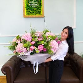 Букет гортензий с пионами, вибурнум и маттиолой