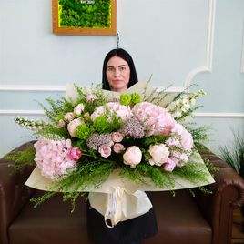 Букет гортензий с пионами, вибурнум и озотамнус