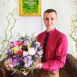 Букет с маттиолой, лилиями, дельфиниум и вербой на каркасе
