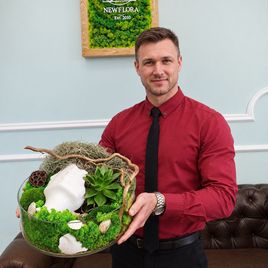 Композиция «крушение» в стеклянной вазе со мхом и суккулентами 35×10 см