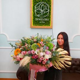 «Дофаминовый» букет с пионами и подсолнухами
