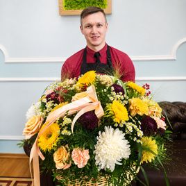 Корзина цветов с ромашками, хризантемой и подсолнухами (65×65см)