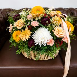 Корзина цветов с ромашками, хризантемой и подсолнухами (65×65см)