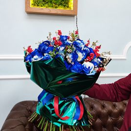 Букет 51 синяя и бело-голубая роза с илексом и ваксфлауэр