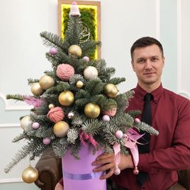 Настольная ёлочка из лапника пихты в шляпной коробке с вязаной шапочкой