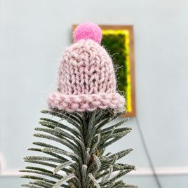 Настольная ёлочка из лапника пихты в шляпной коробке с вязаной шапочкой