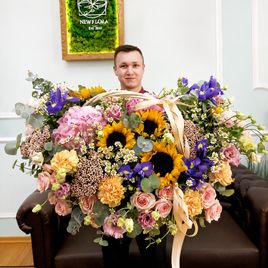 Корзина цветов с подсолнухами, ирисами и ромашками