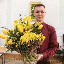 Букет с желтыми тюльпанами, мимозой и вербой