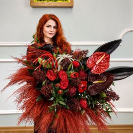 Букет с пионовидными розами, скиммией и аксессуарами (18+)