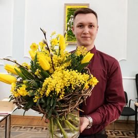 Букет с желтыми тюльпанами, мимозой и вербой