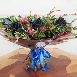 Букет с черными розами и орхидеями