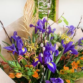 Букет ирисов с орнитогалум и форзицией