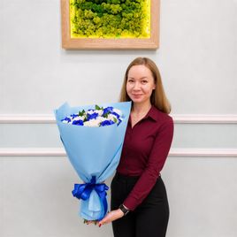 Букет 19 синих и белых роз (Эквадор)