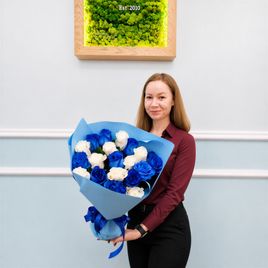 Букет 19 синих и белых роз (Эквадор)