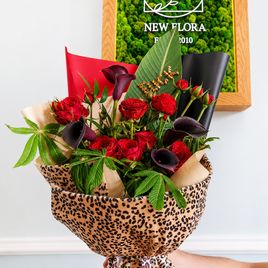 Букет пионовидных кустовых роз Red Piano c каллами (18+)