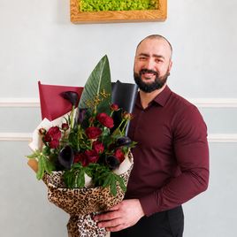 Букет пионовидных кустовых роз Red Piano c каллами (18+)