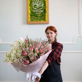 Букет розовых тюльпанов с сиренью и генистой