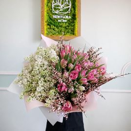 Букет розовых тюльпанов с сиренью и генистой