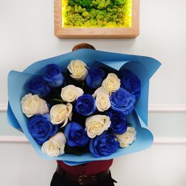 Букет 19 синяя и белая роза (Premium)