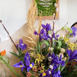 Букет ирисов с орнитогалум и форзицией