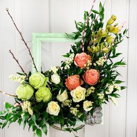 Композиция роз с орхидеей и статицей