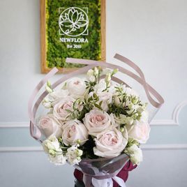 Букет 9 пионовидных роз с лизиантусом